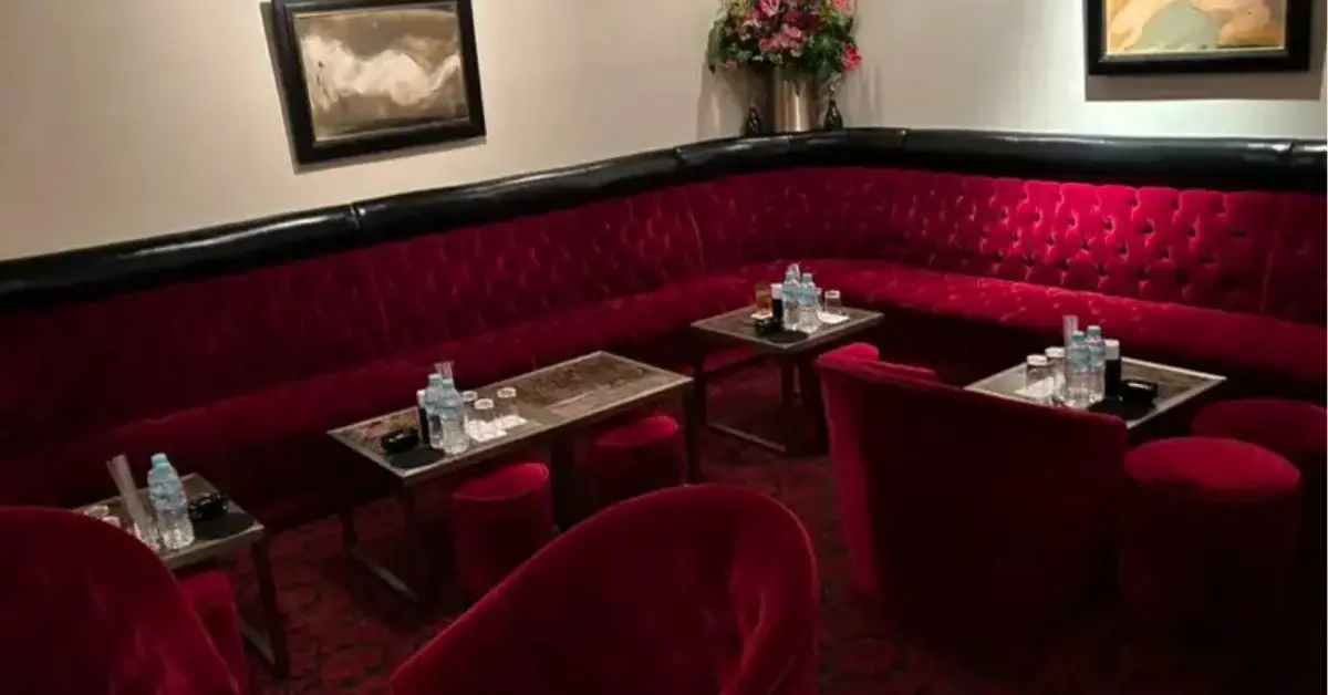 銀座グレ(CLUB GRES)のメインフロアをソファ側から撮影した店内内装