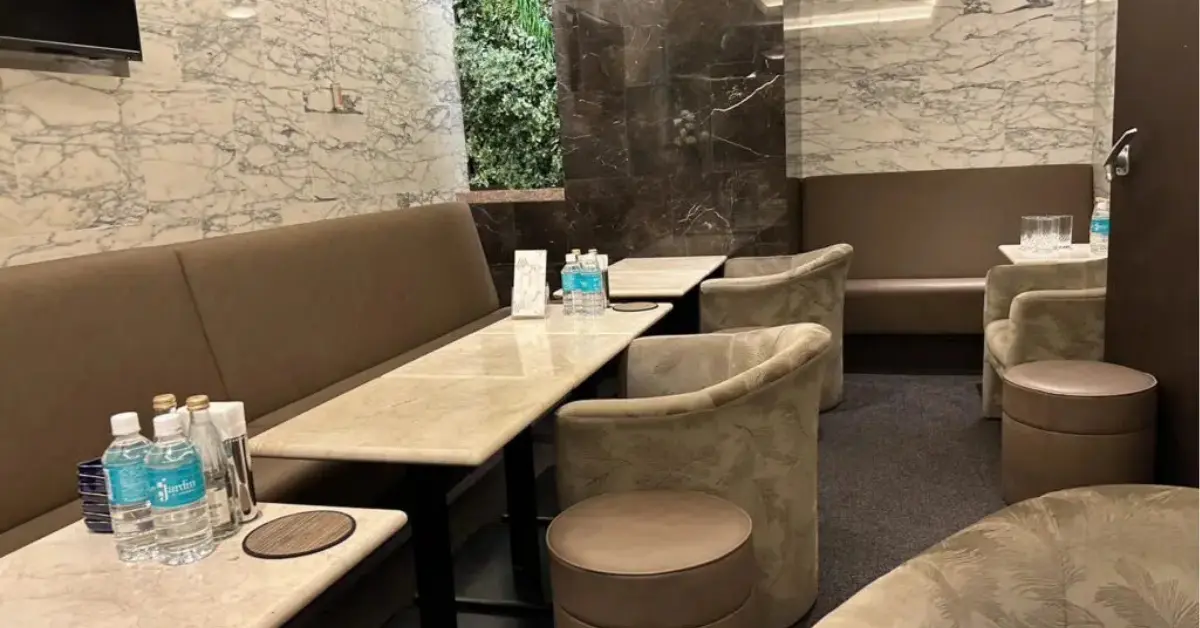 銀座ル・ジャルダン(Le Jardin)のメインフロアをソファ側から撮影した店内内装