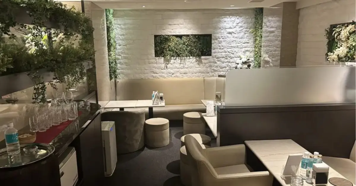 銀座ル・ジャルダン(Le Jardin)のメインフロアをテーブル側から撮影した店内内装