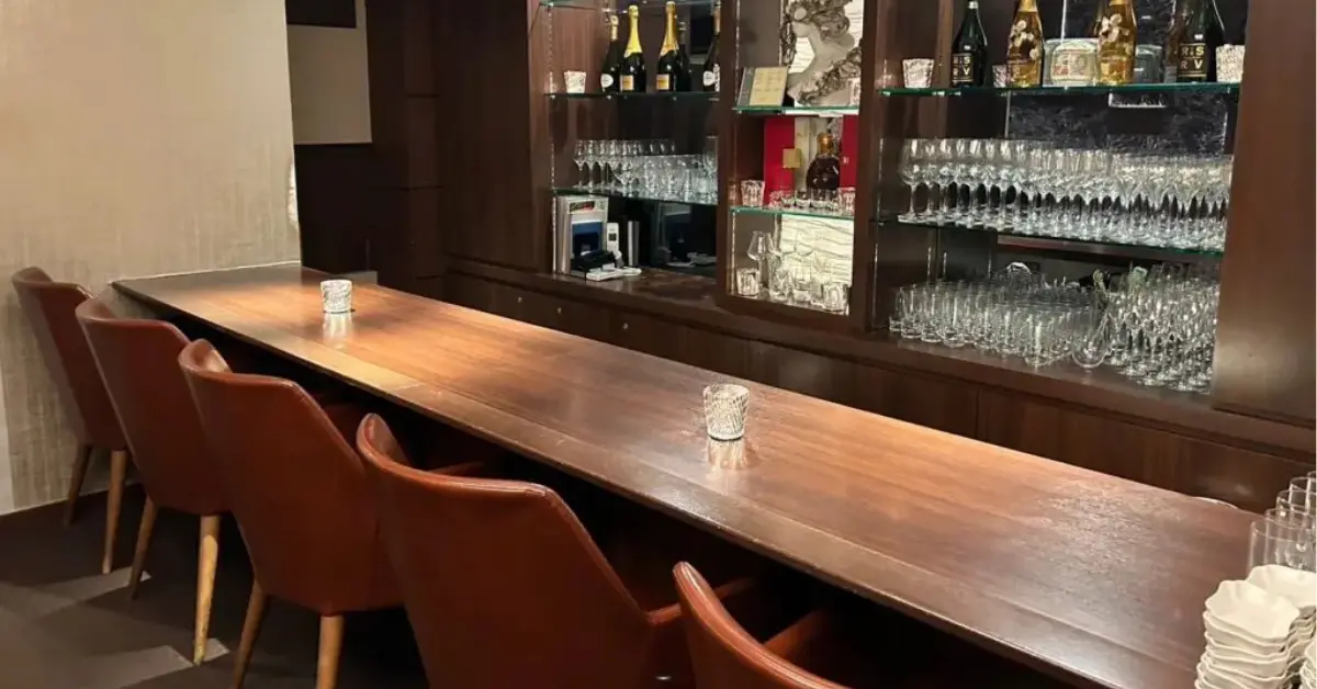 銀座ササキ(笹木)のカウンターを撮影した店内内装