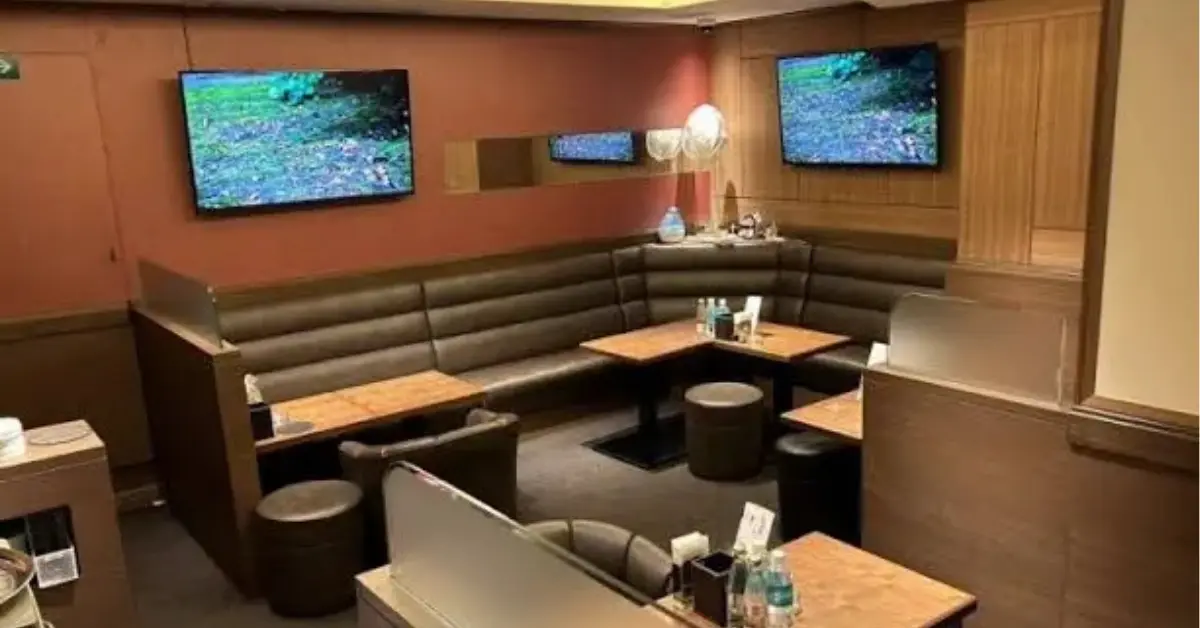 銀座ツキノニワ（月の庭）のメインフロアを通路側から撮影した店内内装