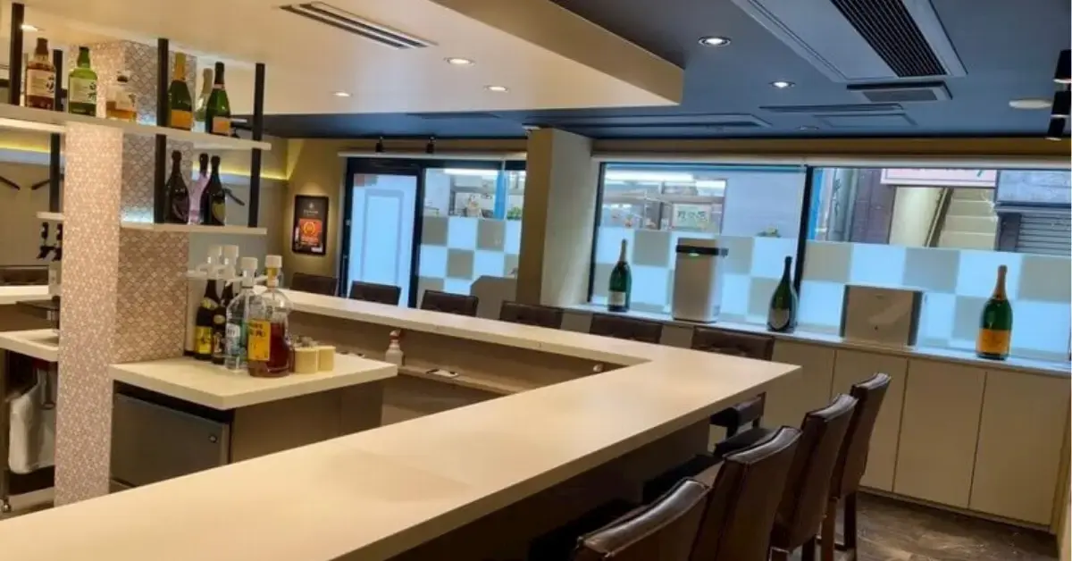 船橋 アズ（AZ）のメインフロアをソファ側から撮影した店内内装