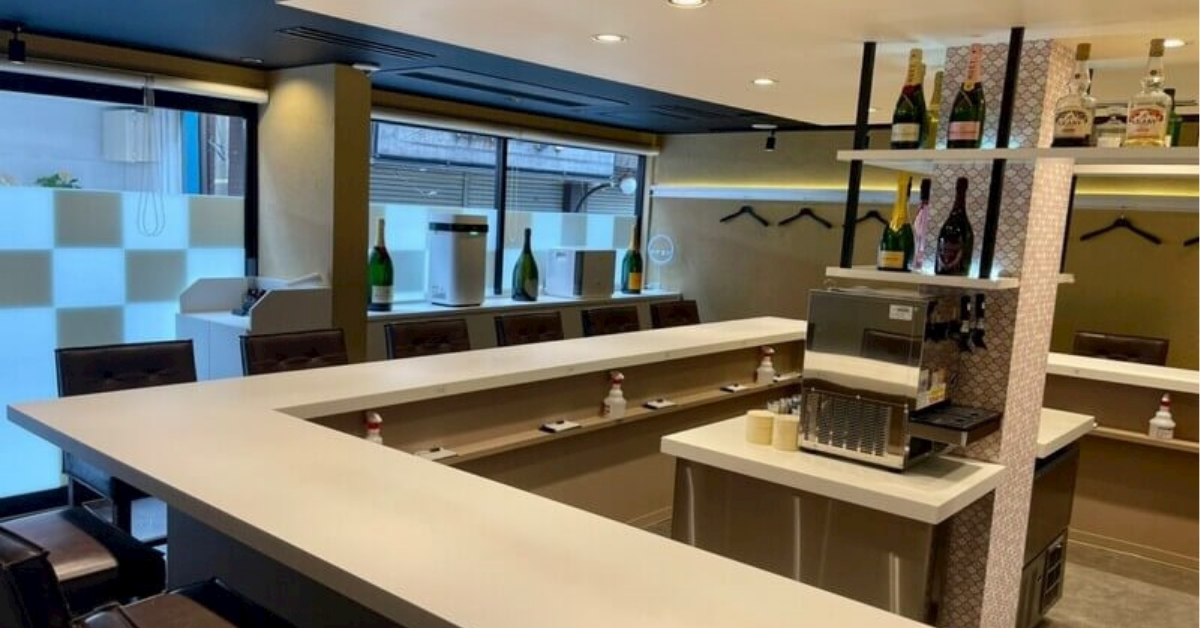 船橋 アズ（AZ）のメインフロアをテーブル側から撮影した店内内装