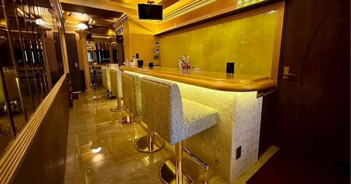 市川シルク(SILK)のメインフロアの通路側を撮影した店内内装