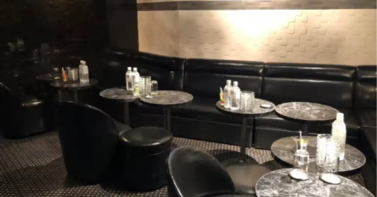 三軒茶屋 ガーデン (club GARDEN)のメインフロアをテーブル側から撮影した店内内装