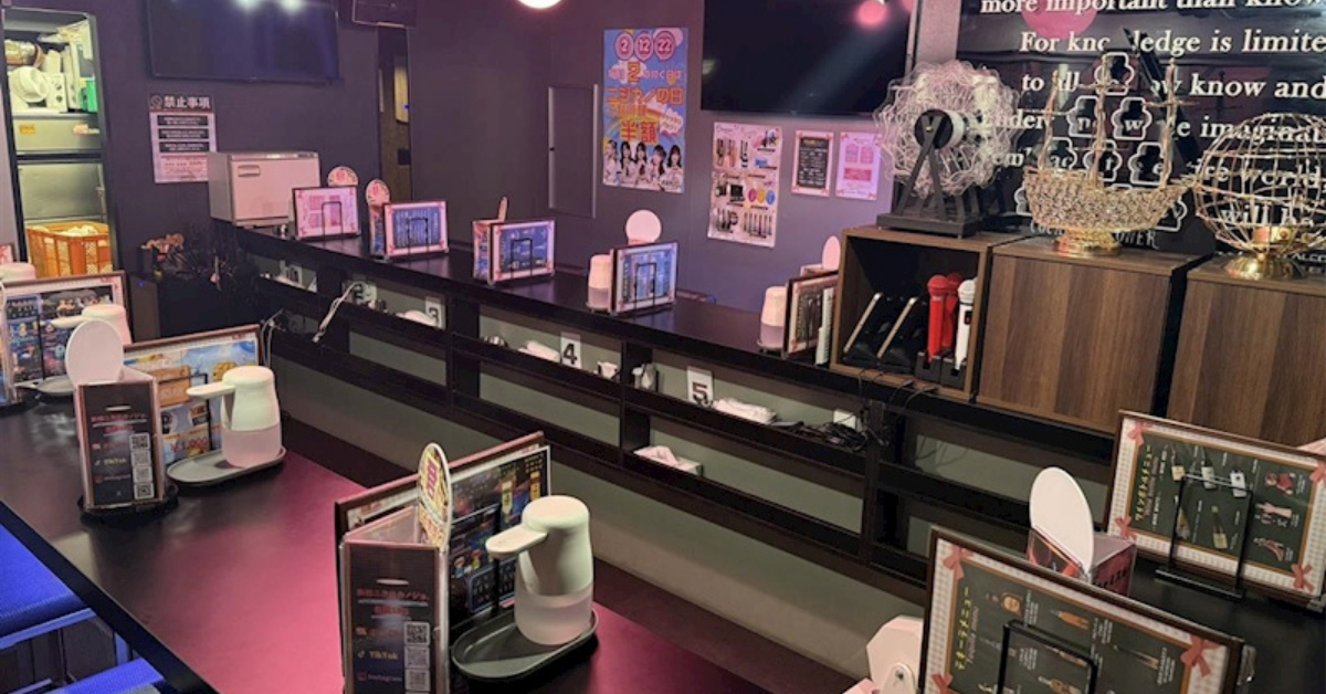 ｛新橋 ニジゲンカノジョ （二次元カノジョ）｝のメインフロアを撮影した店内内装