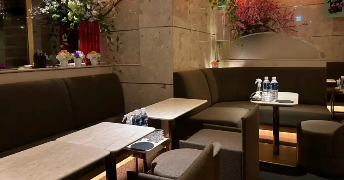 銀座バカラ(BACOARAT)のメインフロアをソファ側から撮影した店内内装