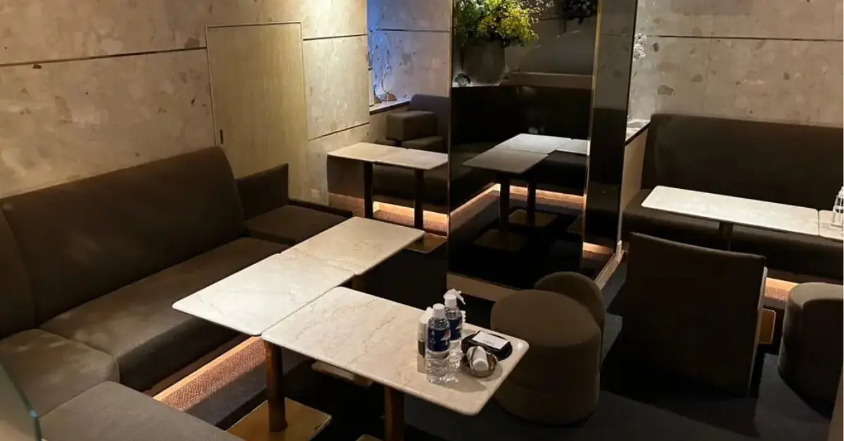 銀座バカラ(BACOARAT)のメインフロアをテーブル側から撮影した店内内装