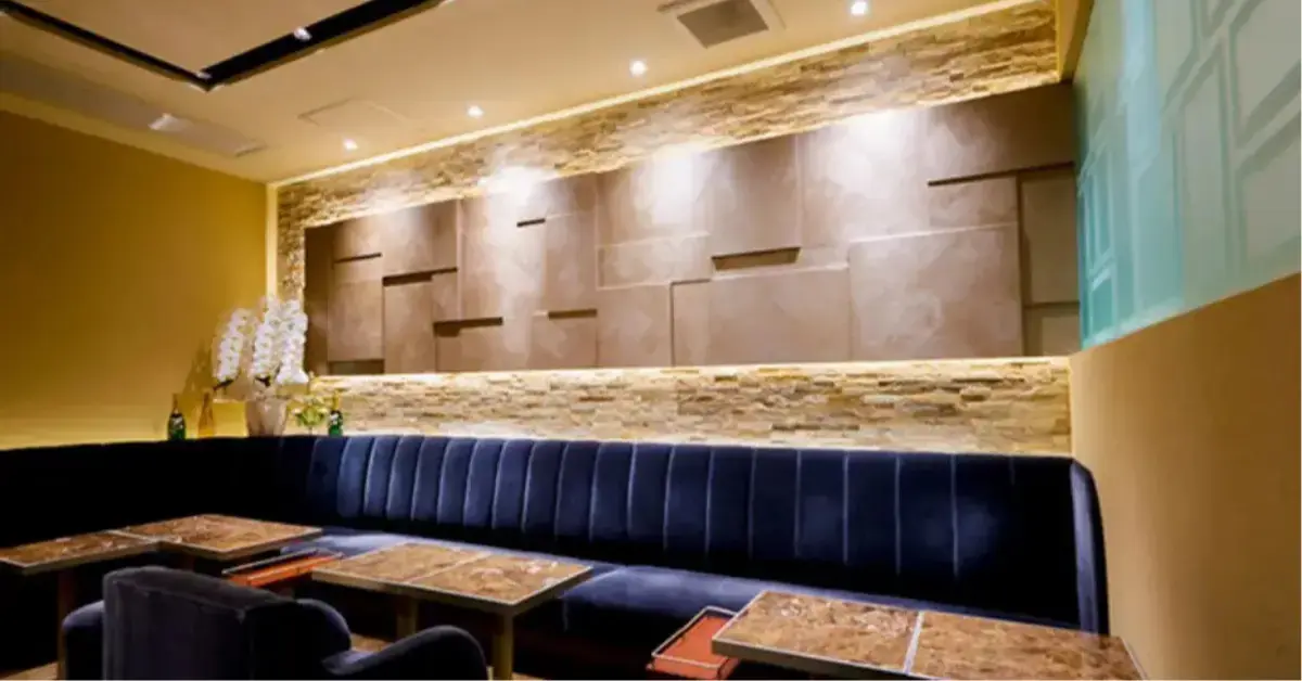 銀座ビジュ(club bijou)のメインフロアをソファ側から撮影した店内内装