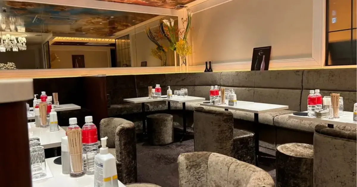 銀座パレス(Club Palace)のメインフロアをソファ側から撮影した店内内装