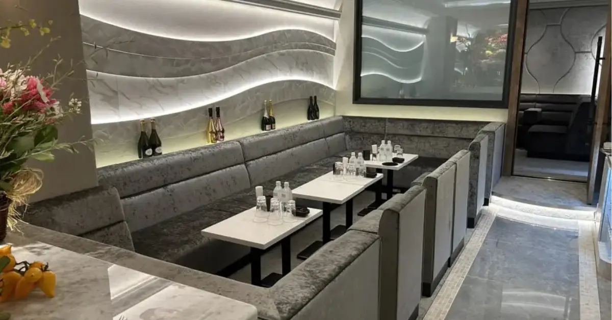 銀座シン(Club Sin)のメインフロアを通路側から撮影した店内内装