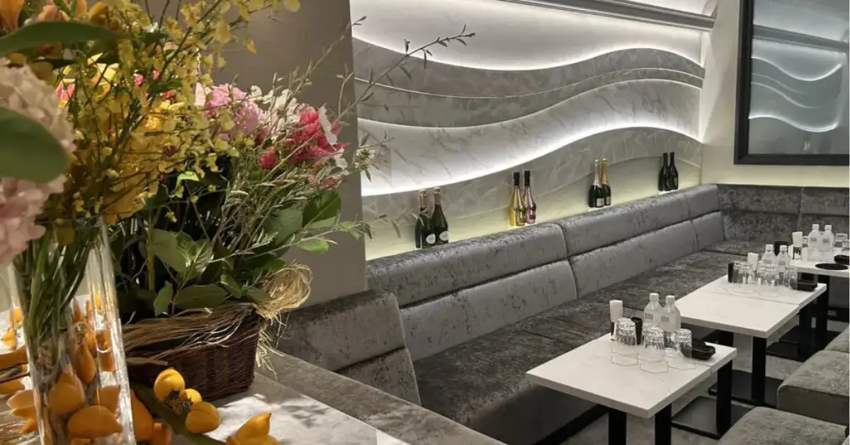 銀座シン(Club Sin)のメインフロアをソファ側から撮影した店内内装