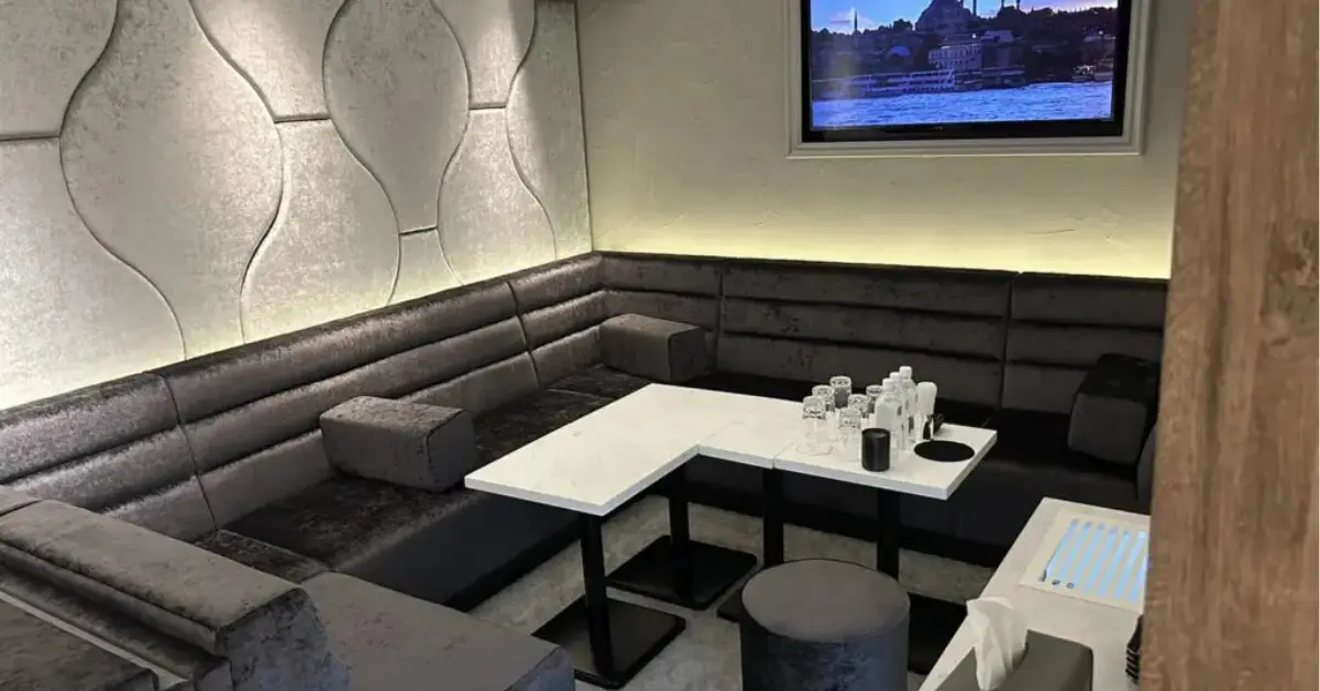 銀座シン(Club Sin)のメインフロアをテーブル側から撮影した店内内装