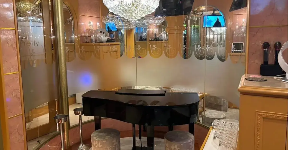 銀座エレガンス&プリティ(Elegance&Pretty)のピアノを撮影した店内内装