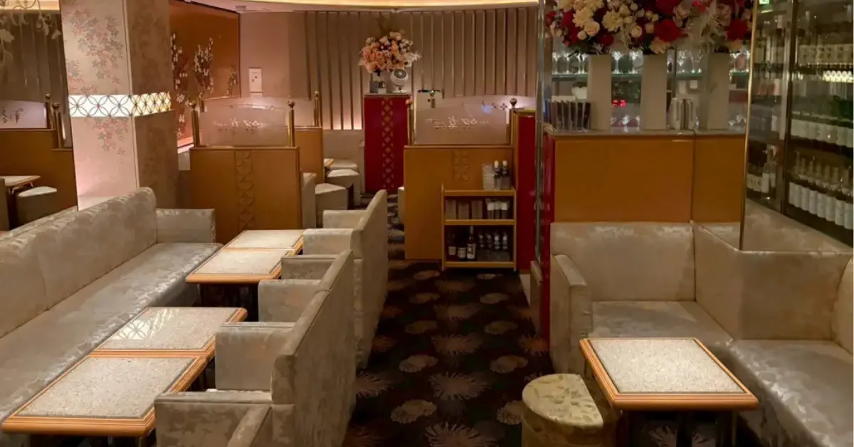 銀座ハナユウゼン（花友禅）のメインフロアを通路側から撮影した店内内装