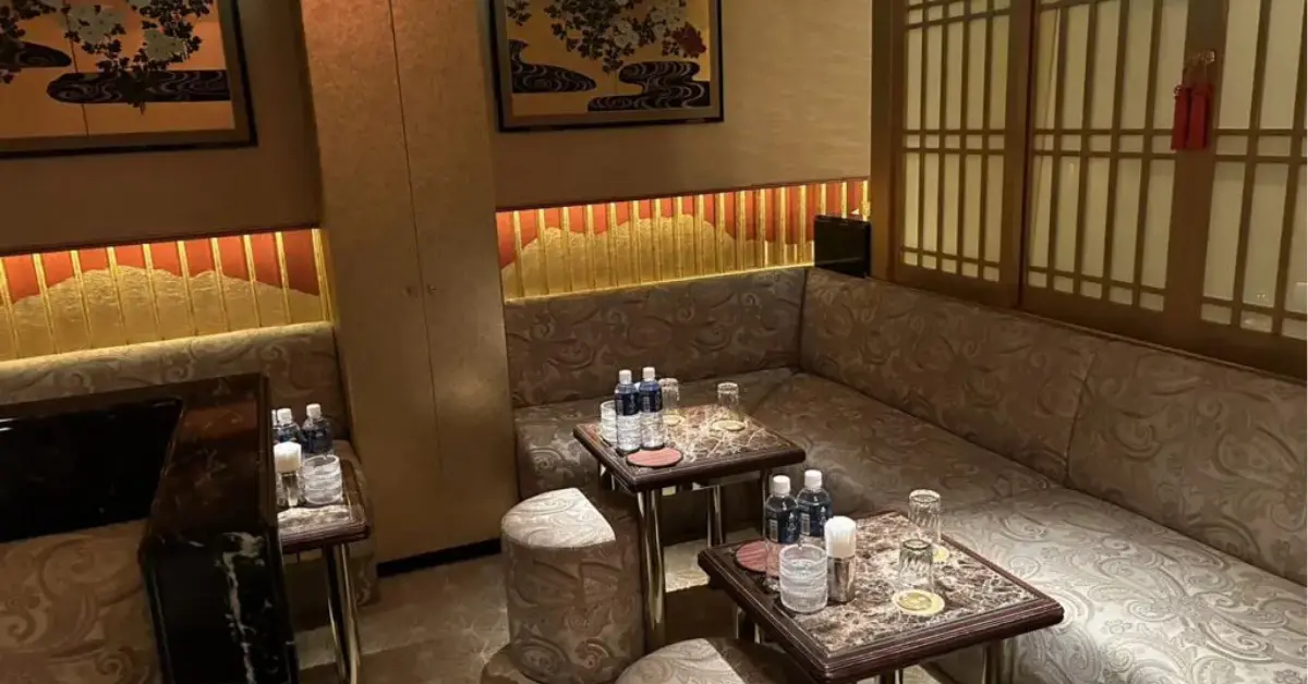 銀座キンギンサイ(金銀彩)のメインフロアをテーブル側から撮影した店内内装