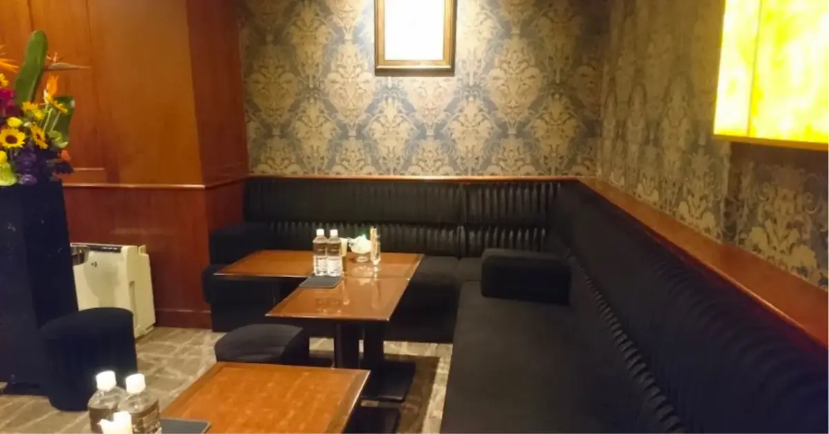 銀座ラ・セーヌ(La Scene)のメインフロアをソファ側から撮影した店内内装