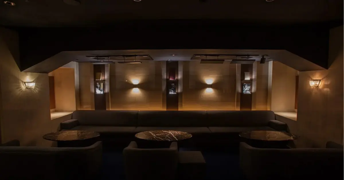 銀座ミラノクラブ(MILANO CLUB)のメインフロアをソファ側から撮影した店内内装