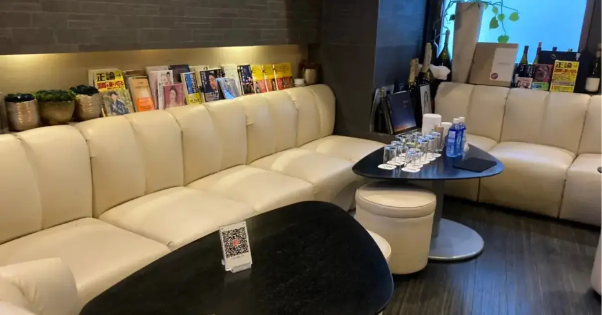 銀座ユミ(由美)のメインフロアを通路側から撮影した店内内装