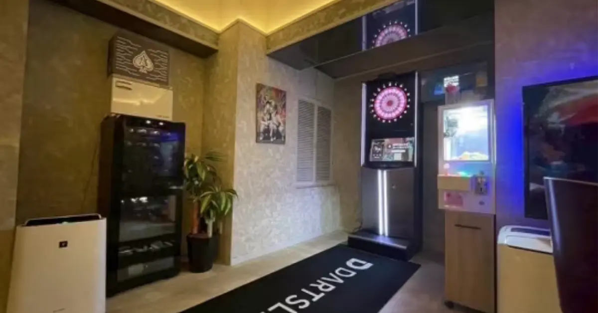 ｛錦糸町 ドンピー （DONPY）｝のメインフロアを通路側から撮影した店内内装