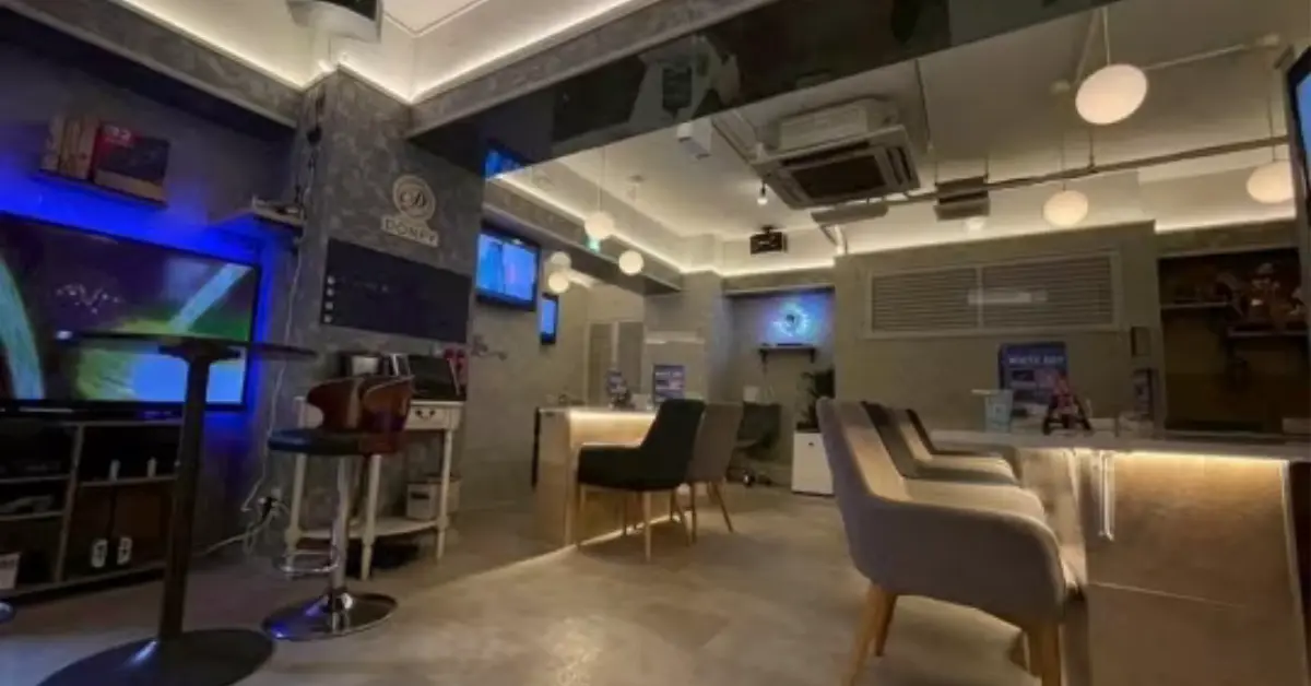｛錦糸町 ドンピー （DONPY）｝のメインフロアをソファ側から撮影した店内内装